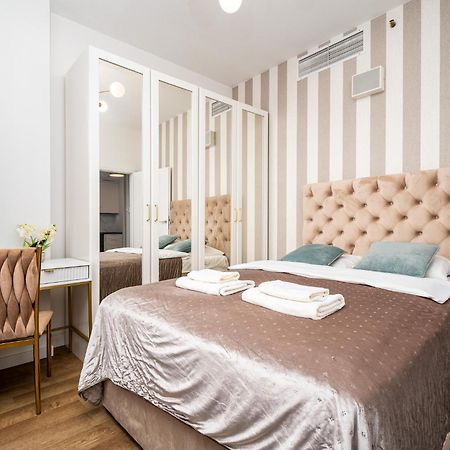Wola Tower Deluxe Separate Bedroom With Free Garage - By Perfect Apart ワルシャワ エクステリア 写真