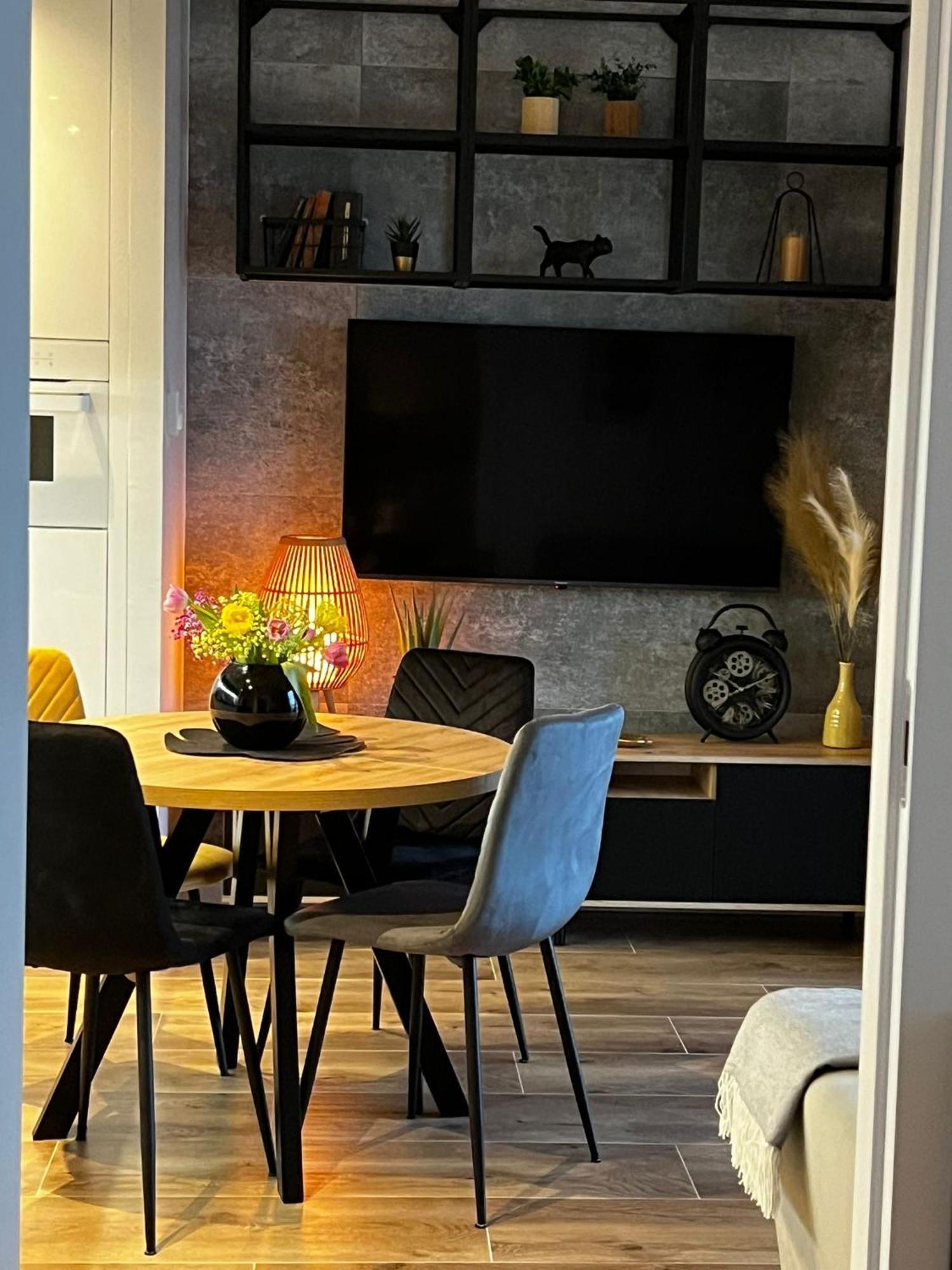 Wola Tower Deluxe Separate Bedroom With Free Garage - By Perfect Apart ワルシャワ エクステリア 写真