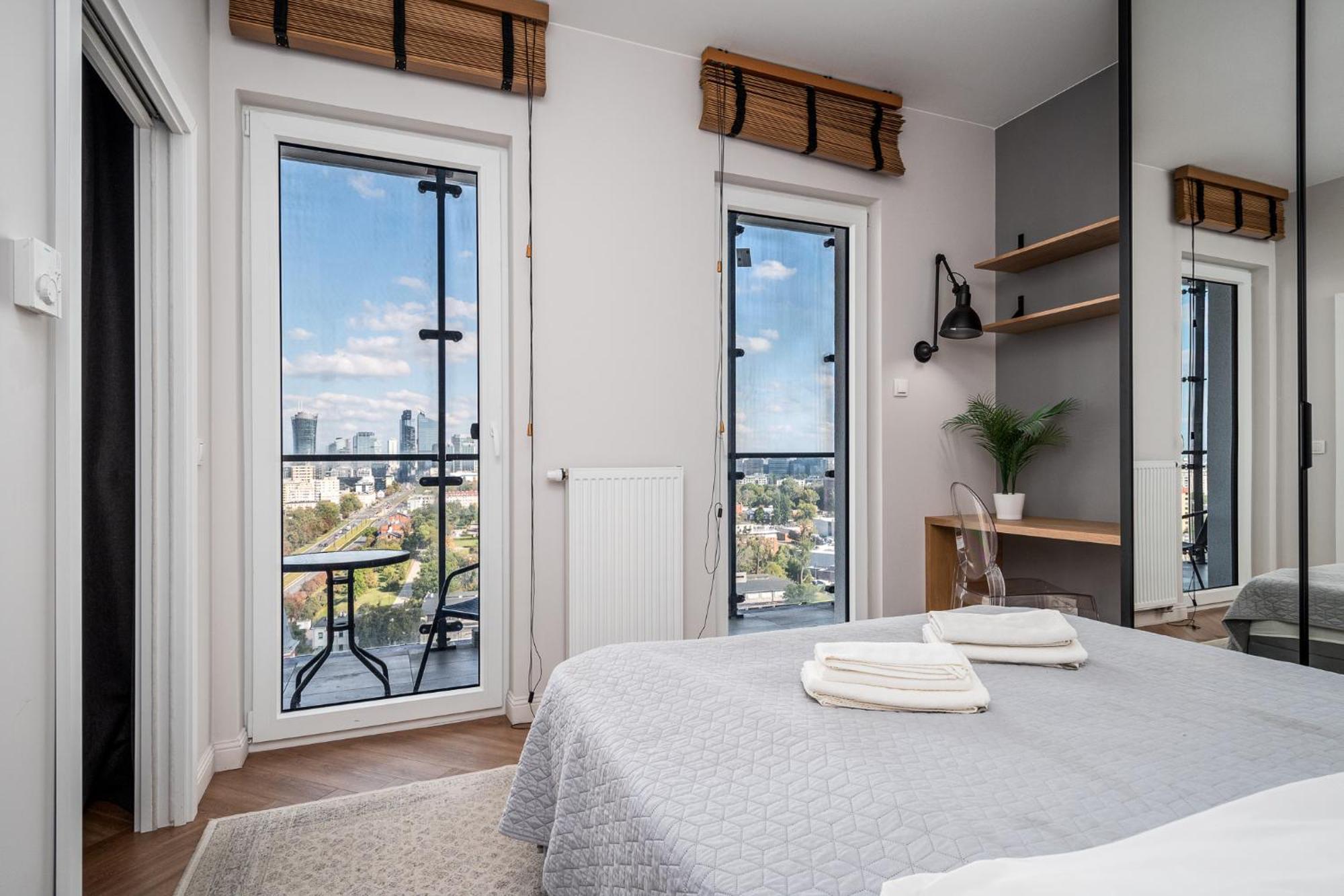 Wola Tower Deluxe Separate Bedroom With Free Garage - By Perfect Apart ワルシャワ エクステリア 写真