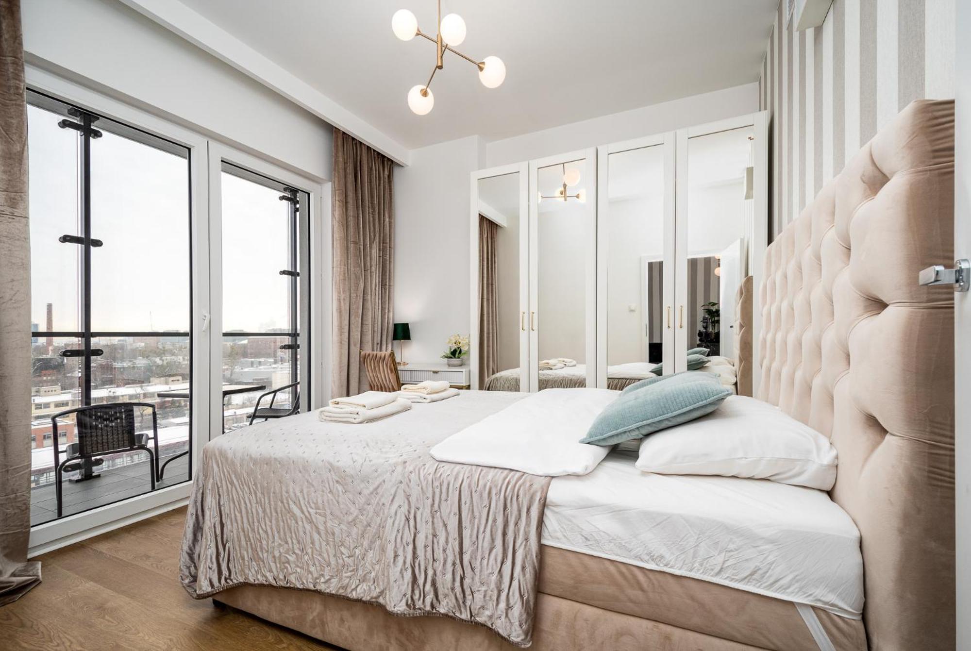 Wola Tower Deluxe Separate Bedroom With Free Garage - By Perfect Apart ワルシャワ エクステリア 写真